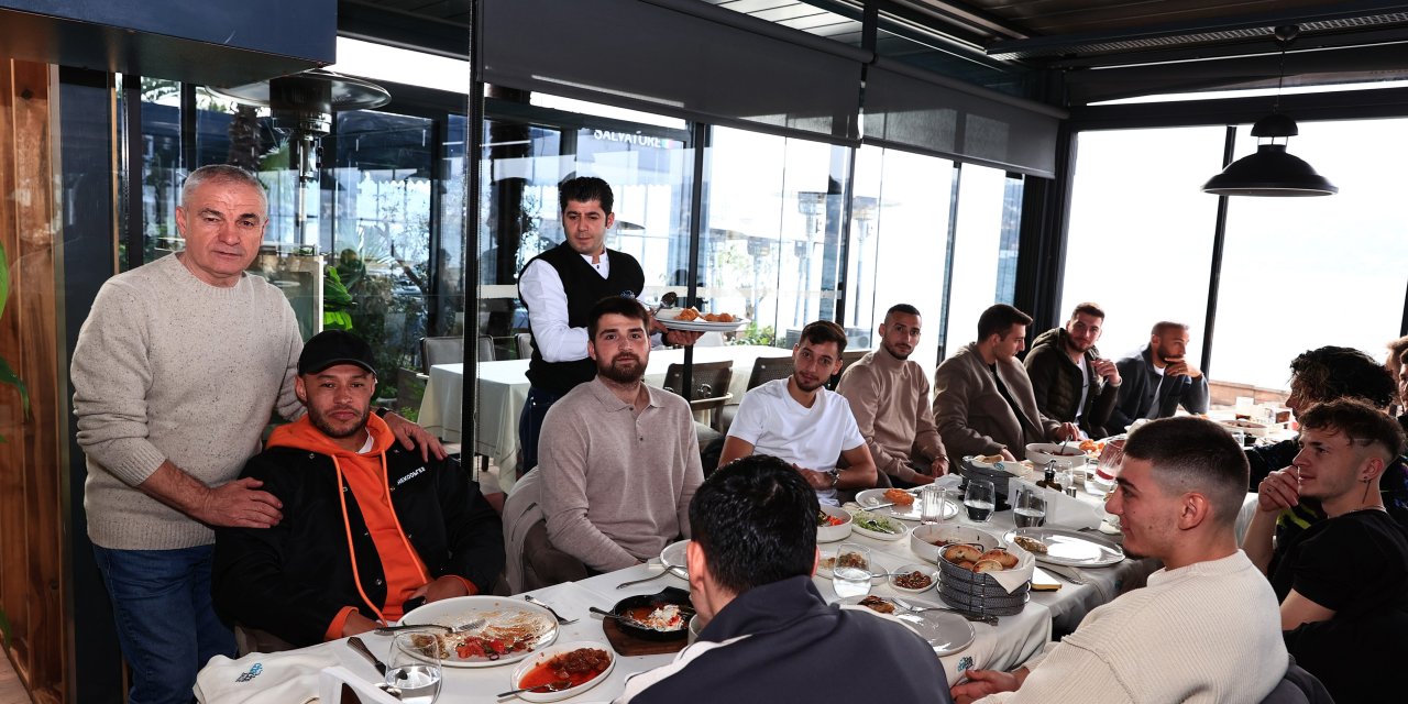 Beşiktaş'ta Futbolcular, İdari Ve Teknik Kadro, Moral Yemeğinde Bir Araya Geldi