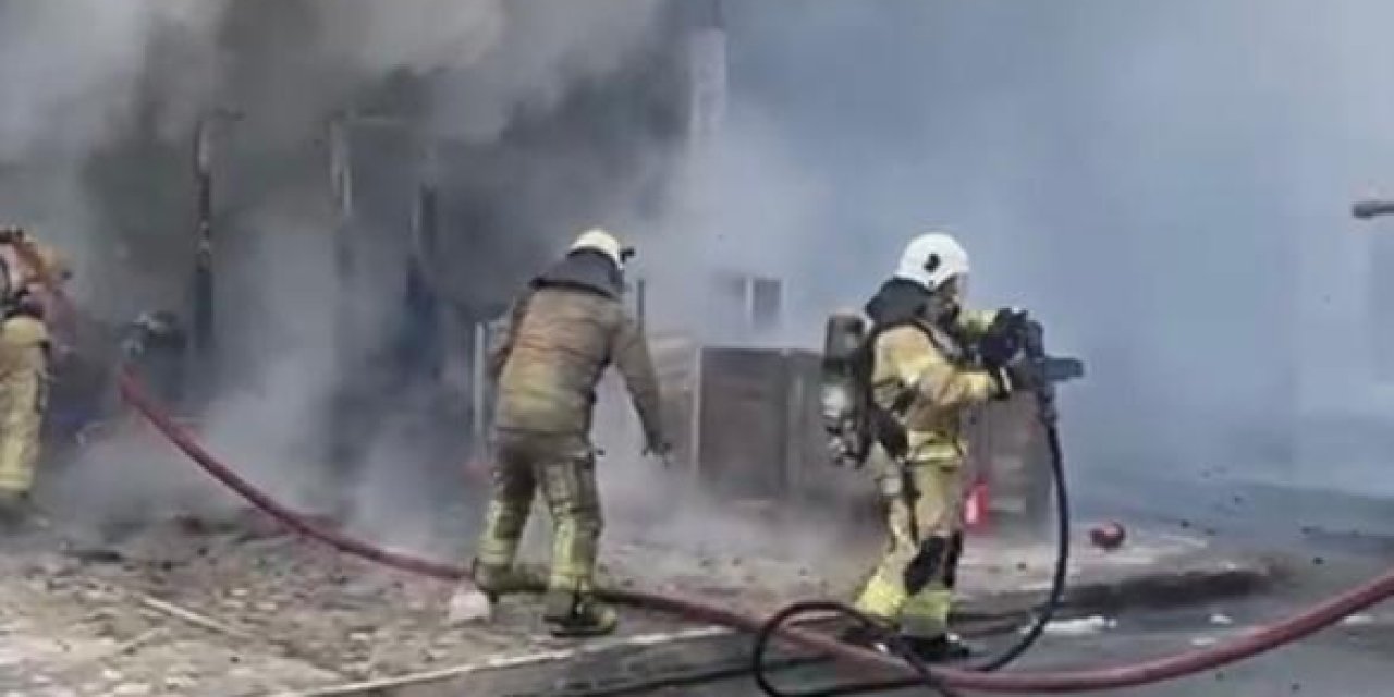 Yanan Dükkanın Önündeki  Otomobil Forklift İle Kurtarıldı