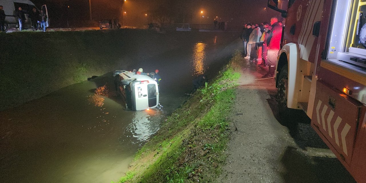 Dereye Uçan Hafif Ticari Araçtaki 4 Kişi Kurtarıldı, Evcil Köpek Öldü