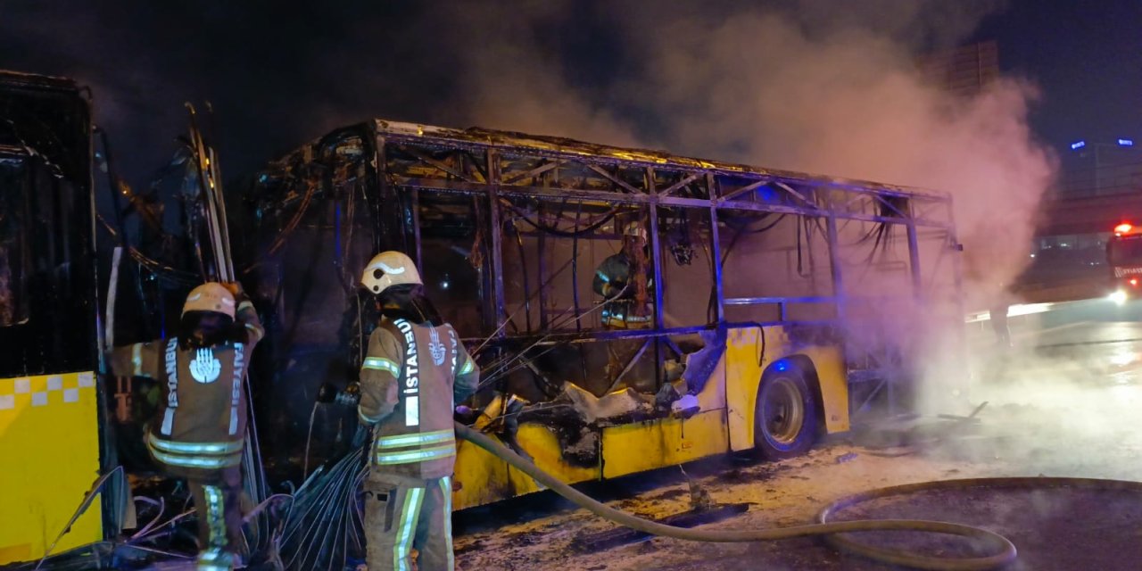 Bahçelievler Basın Ekspres Yolu'nda İett Otobüsü Alev Alev Yandı