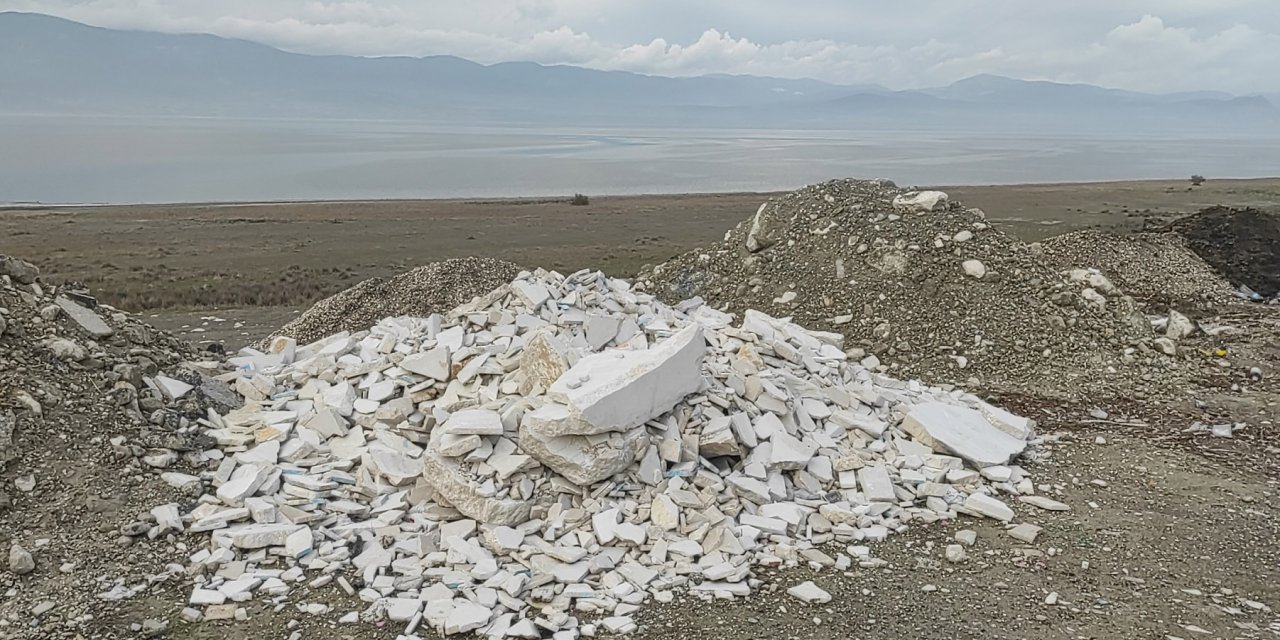 Burdur Gölü Kenarına Yine Moloz Ve Atık Döküldü