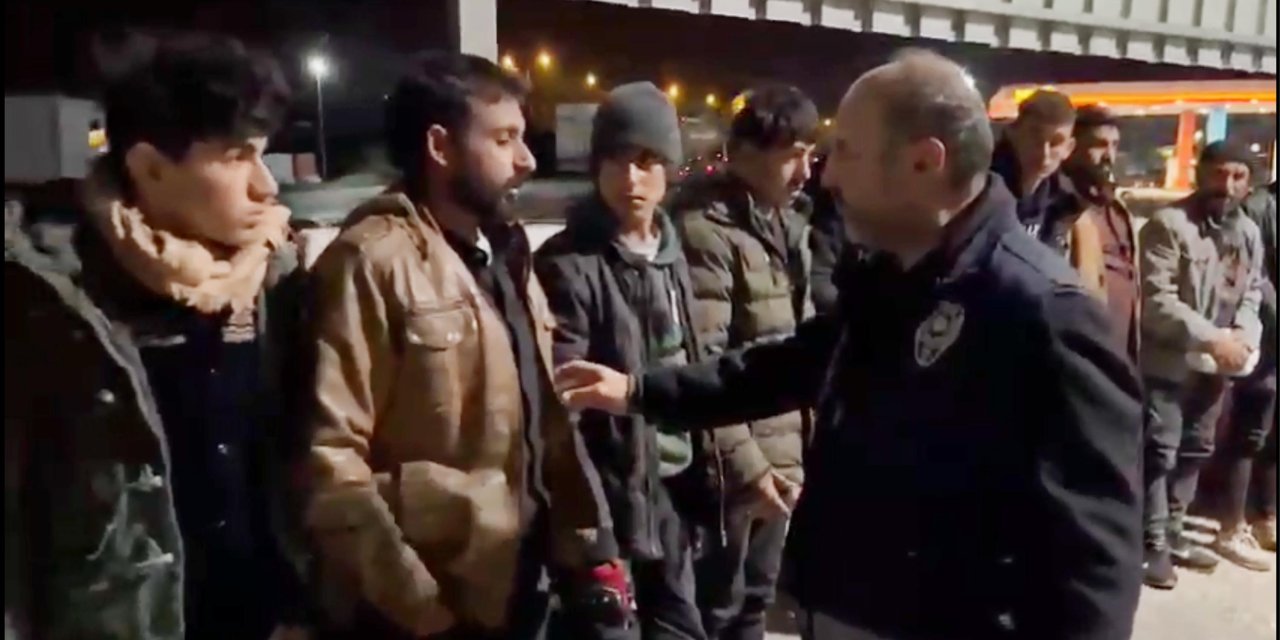 Hafif Ticari Araçtan 12 Kaçak Göçmen Çıktı