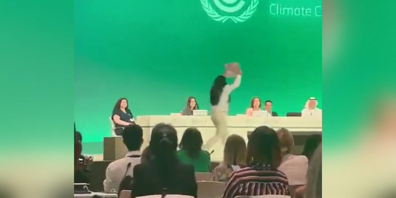 Cop28’de İklim Protestosu: Elinde Pankartla Sahneye Çıktı