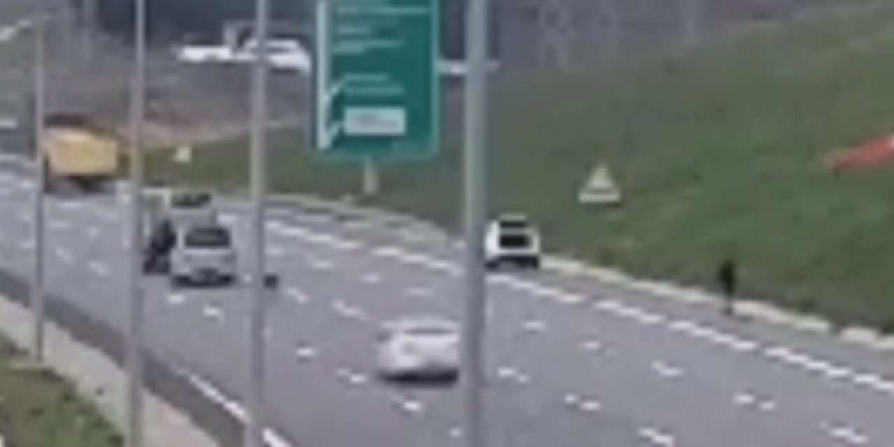 Eyüpsultan'da Arızalanan Otomobil Ve Yardıma Gelen Çekiciye Başka Bir Araç Çarptı: 4 Yaralı