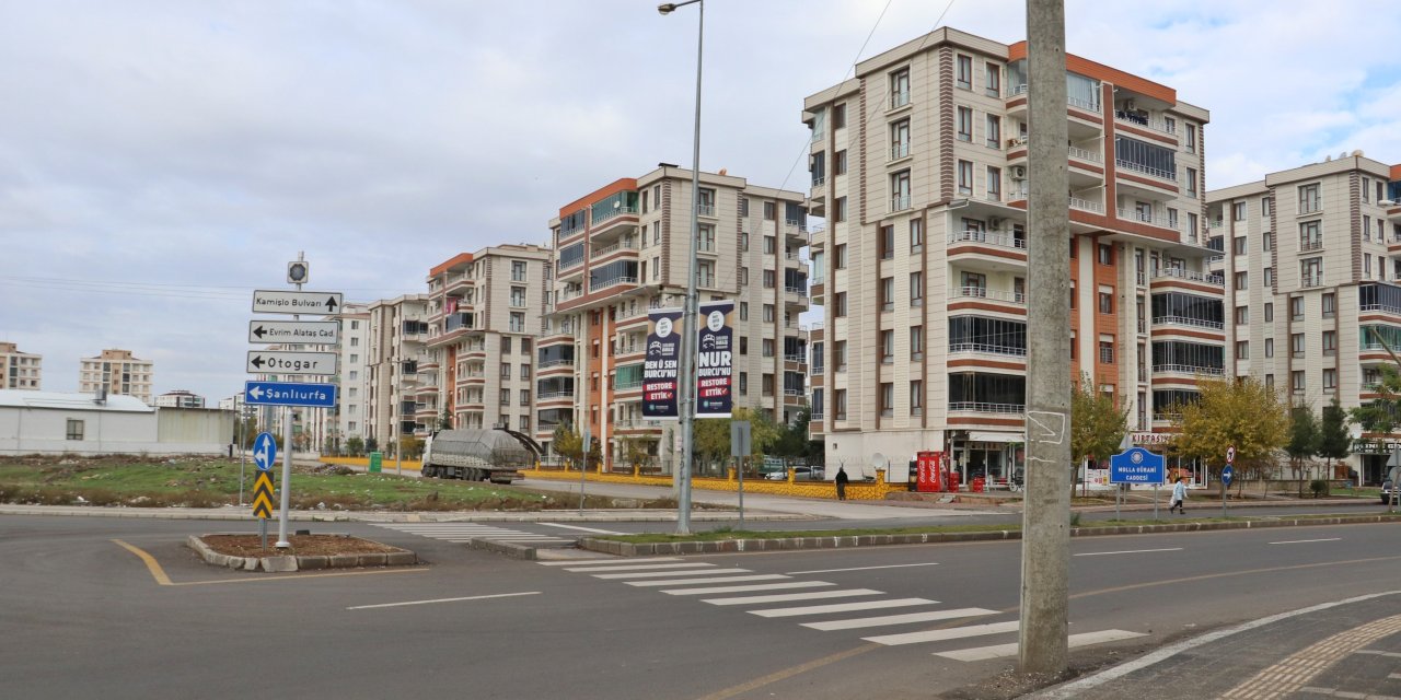 Elektrik Direği, Kaldırım Çalışması Sonrası Yolda Kaldı