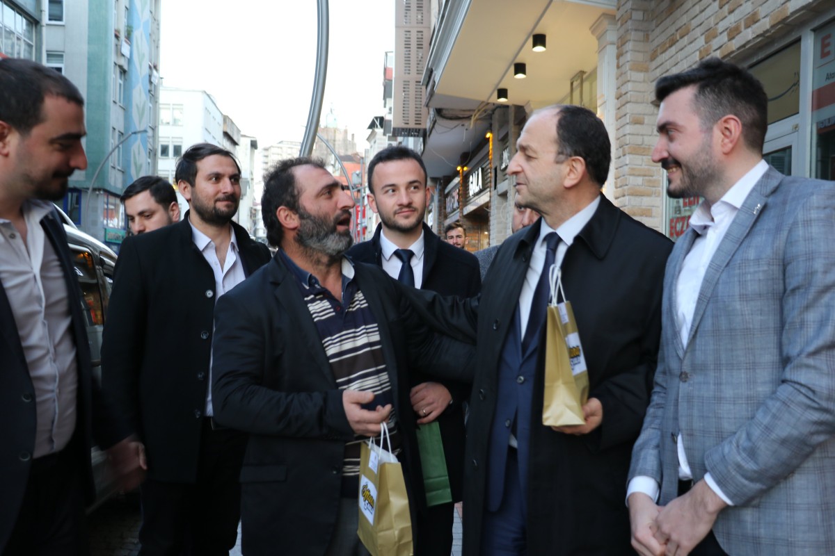 Başkan Ayar, İftara Yetişemeyenlere İftarlık İkramında Bulundu