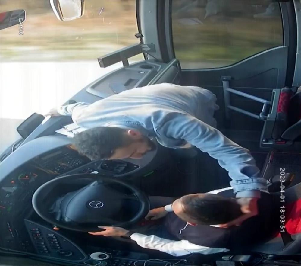 Yolcu Otobüsünde Kaptanı Bıçakla Rehin Alıp Aracı Kaçırdı