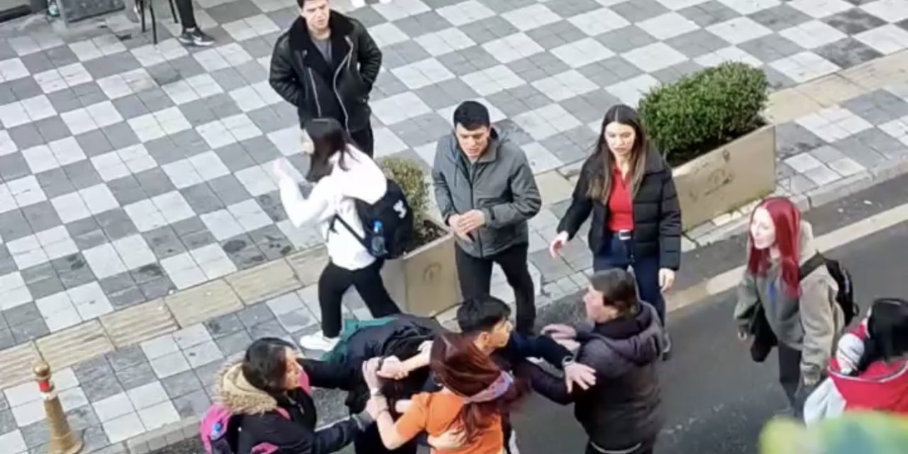 Liseli Kızlar, Cadde Ortasında Kavga Etti