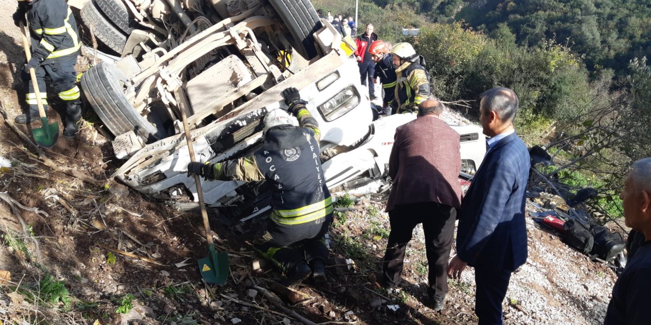 Kocaeli'de, Şarampole Devrilen Kamyonun Altında Kalan Sürücü Öldü