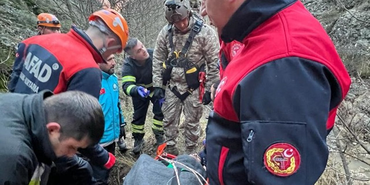 Fotoğraf Çekmek İsterken Kayalıklardan Uçuruma Yuvarlandı, Askeri Helikopterle Kurtarıldı