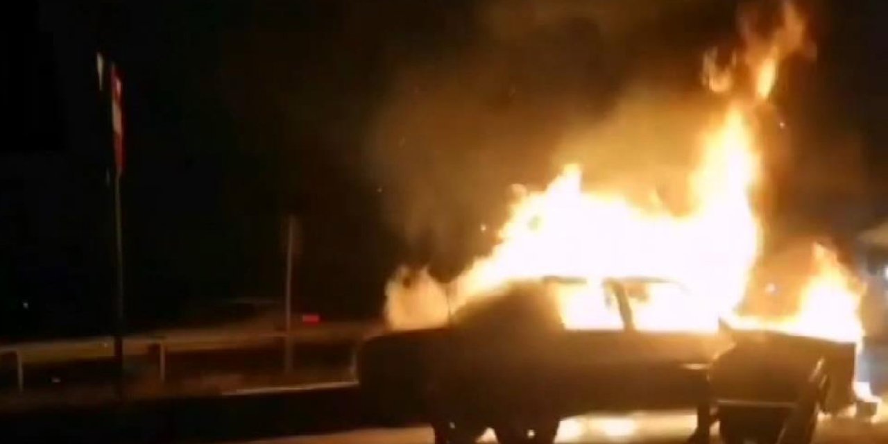 Silivri'de Seyir Halindeki Otomobil Alev Alev Yandı