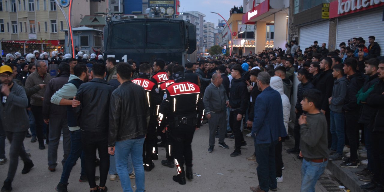Kur'an-ı Kerim'i Yırtarak Küfretti; Linçten Polis Kurtardı