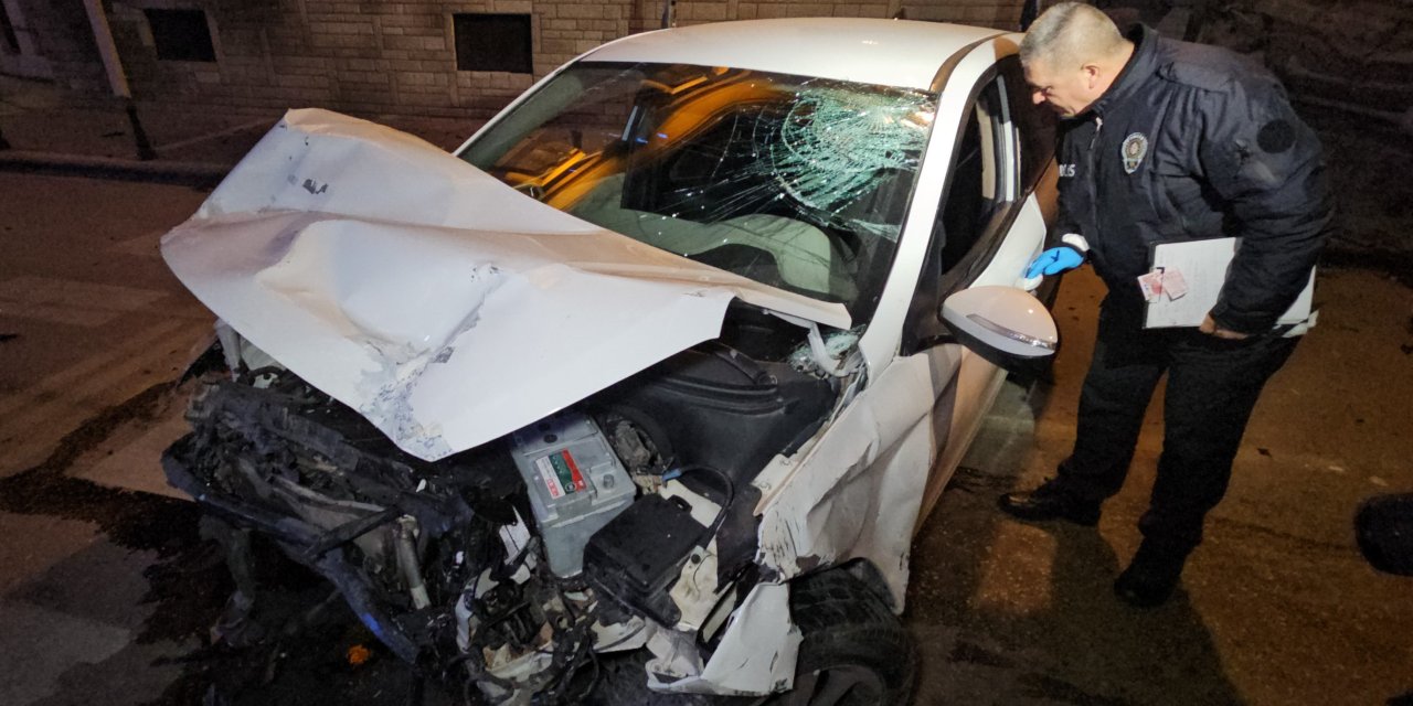 Adana'da 2 Otomobil Çarpıştı, Sürücüler Yaralandı