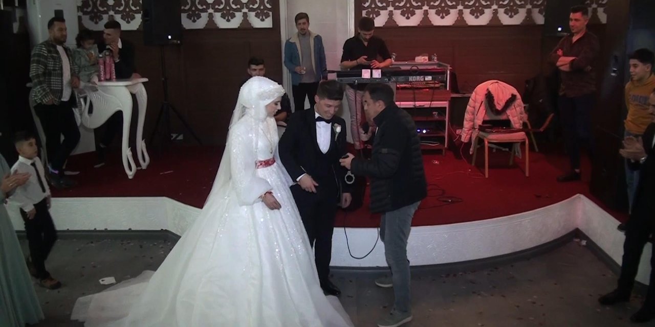 Evlenen Polis Çifti, Meslektaşları Birbirine Kelepçeledi