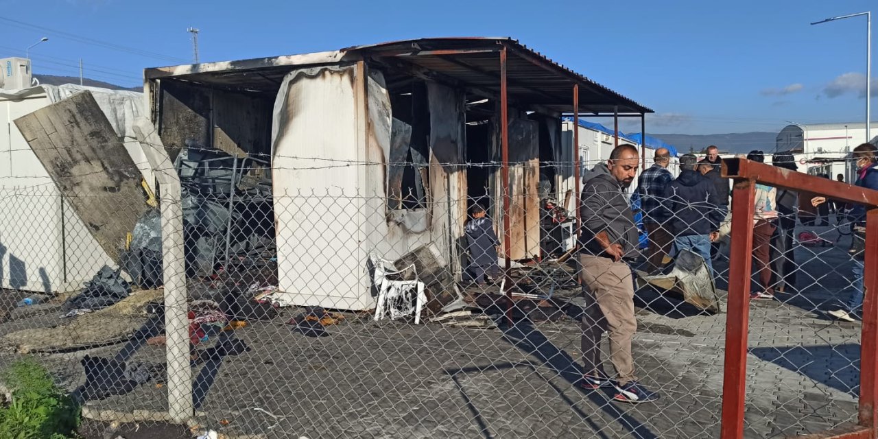 Hatay’da Depremzedelerin Konteyneri Yandı