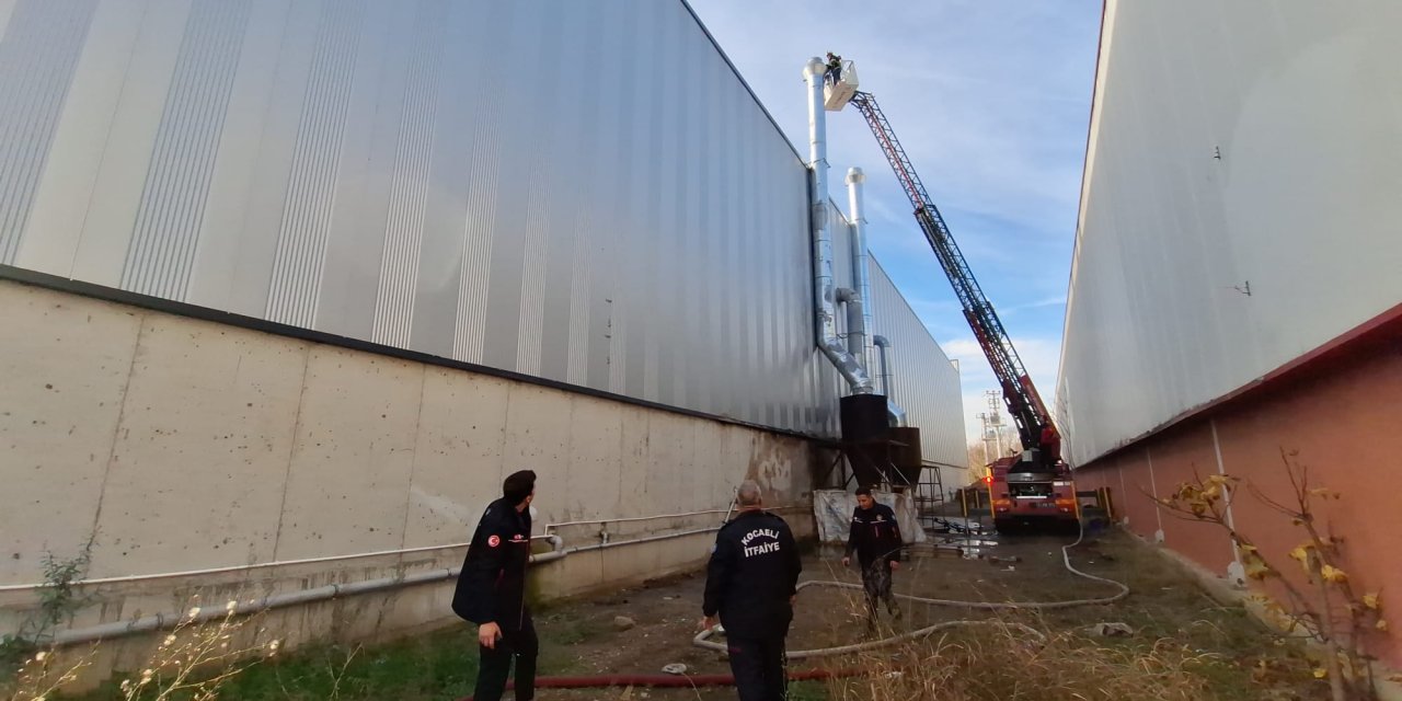 Depolama Tankı Fabrikasının Bacasında Yangın