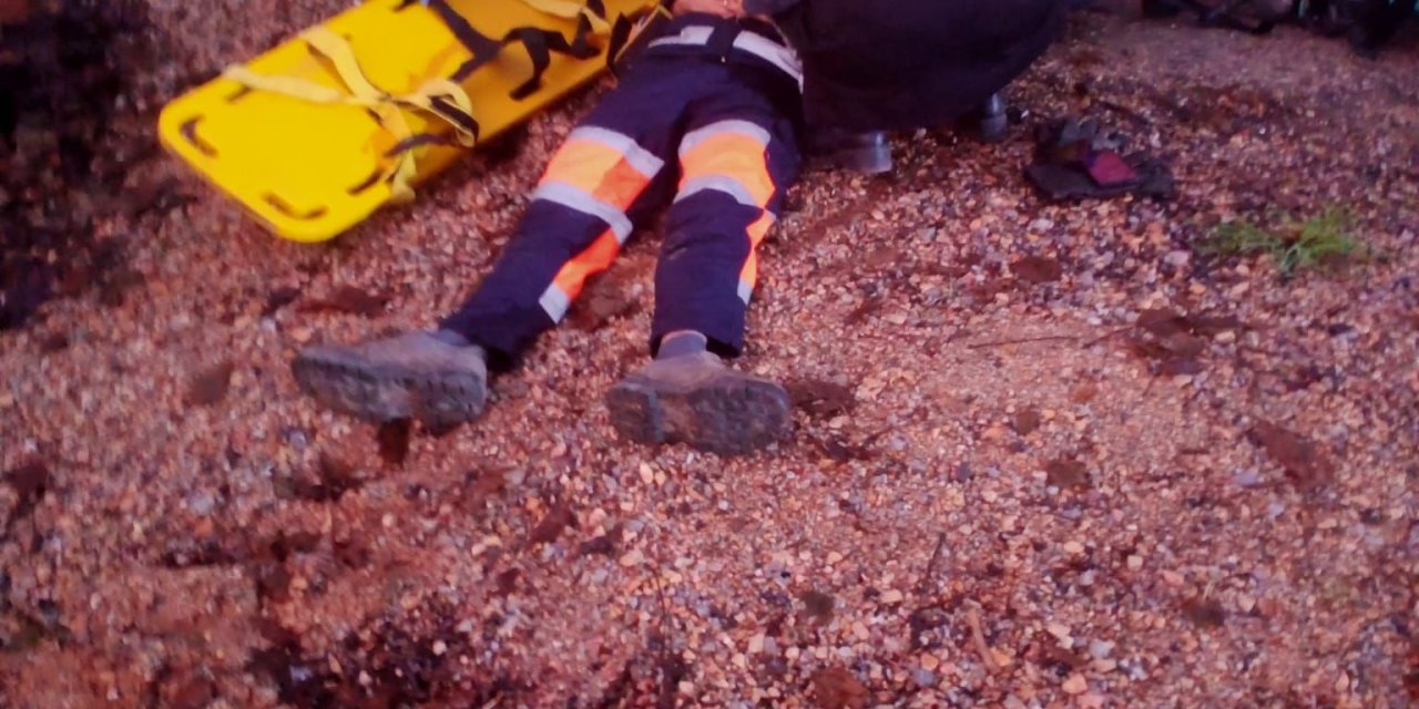 Yola Devrilen Elektrik Direğine Çarpan Motosikletin Sürücüsü Yaralandı