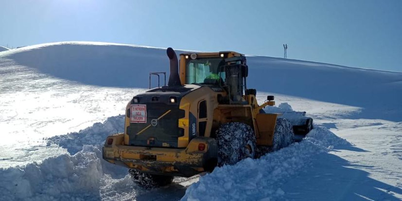 Hakkari'de Kardan Kapanan 18 Yerleşim Yerinin Yolu Açıldı