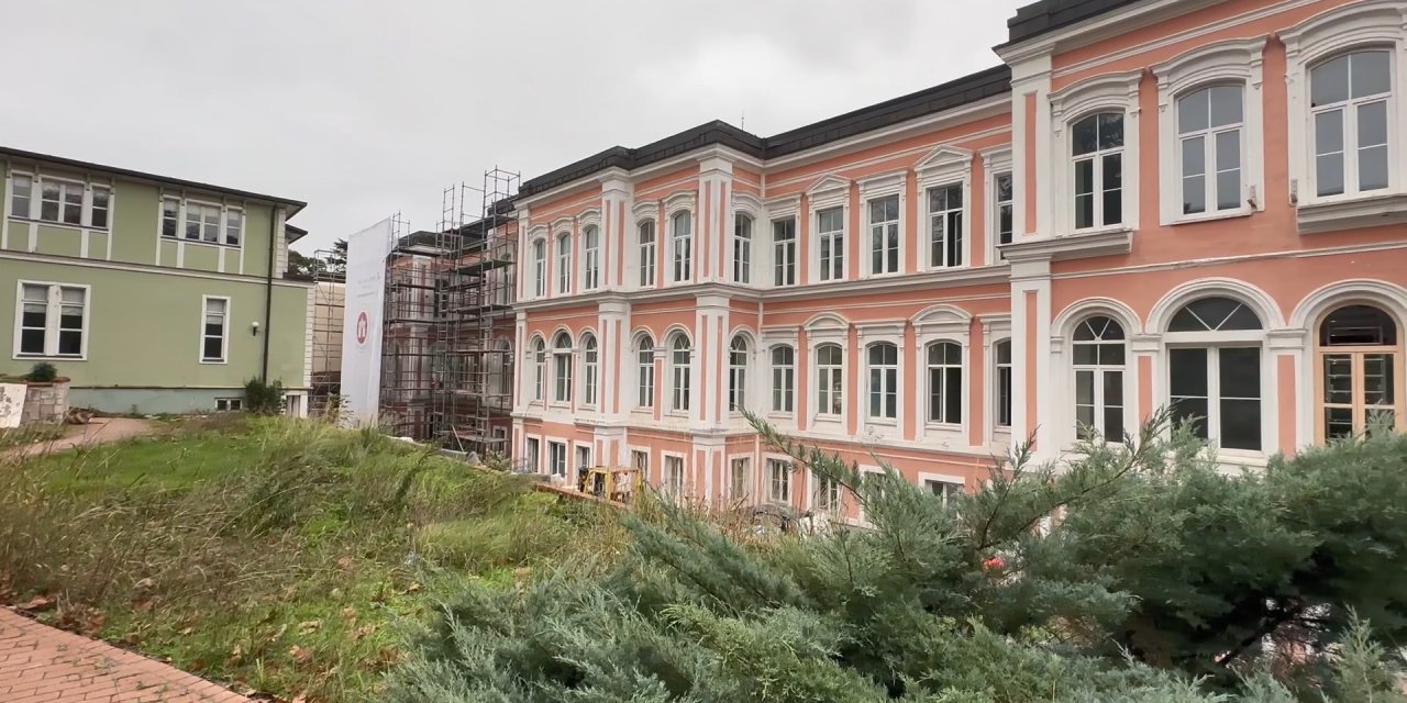 Yıldız Sarayı'ndaki Restorasyonda 19.yüzyıla Ait Süslemeler Ortaya Çıkarıldı