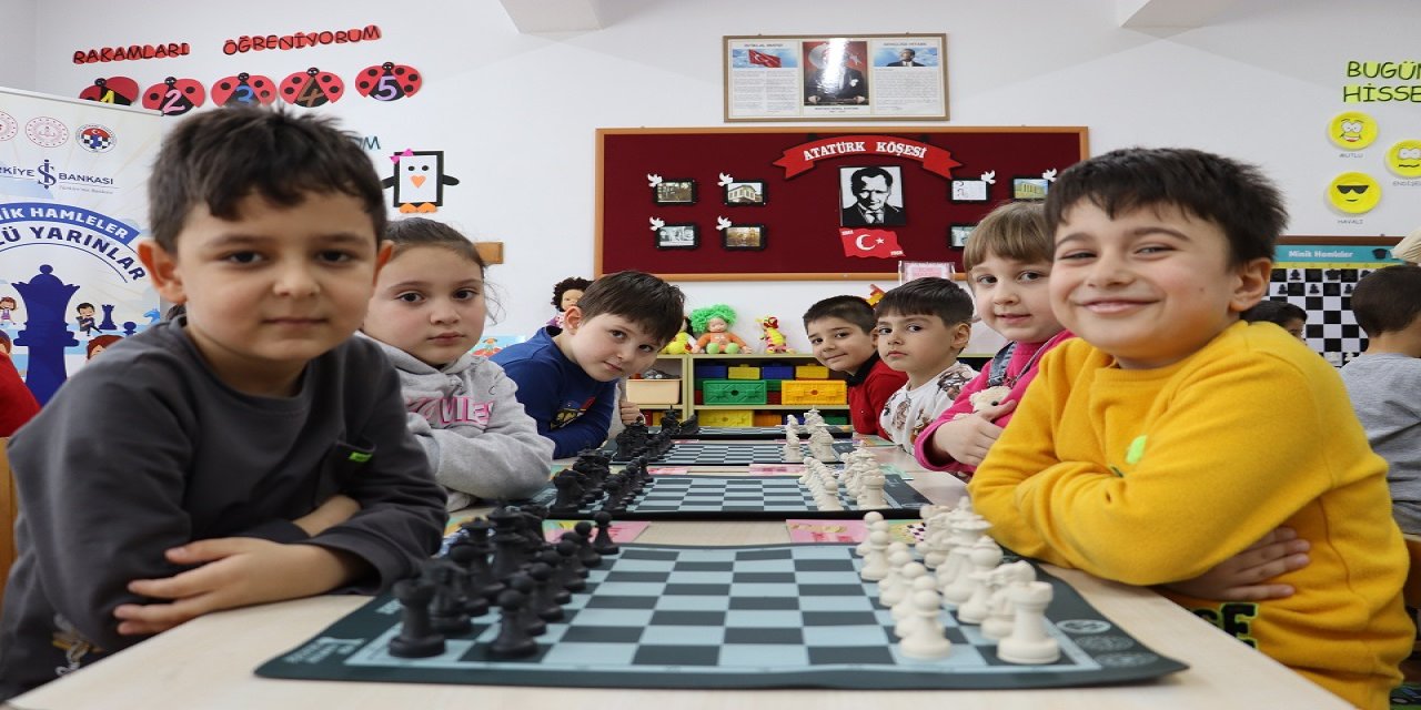 Minik Hamleler İle Satranç Okul Öncesine Yayılıyor