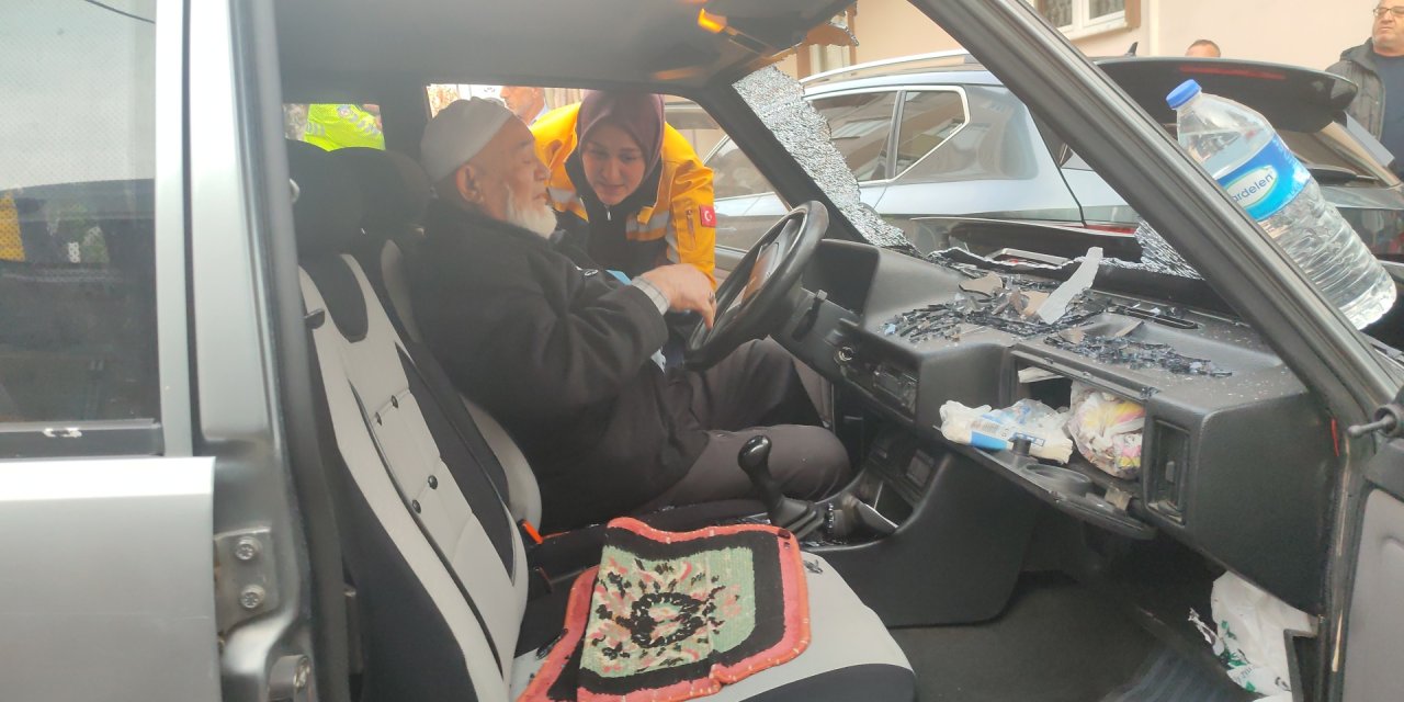 Park Halindeki Otomobile Çarpan Araçtaki Çift Yaralandı