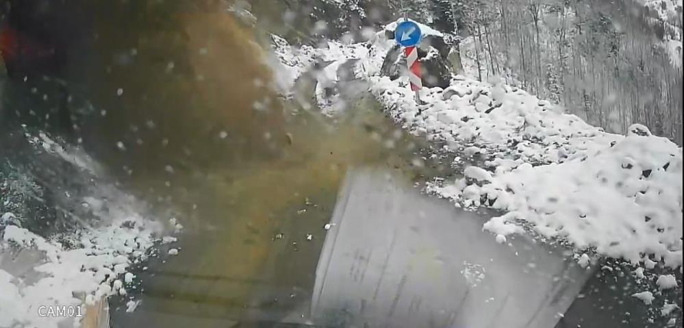 Yamaçtan kayan taşları görerek aracını durduran sürücü heyelandan kurtuldu