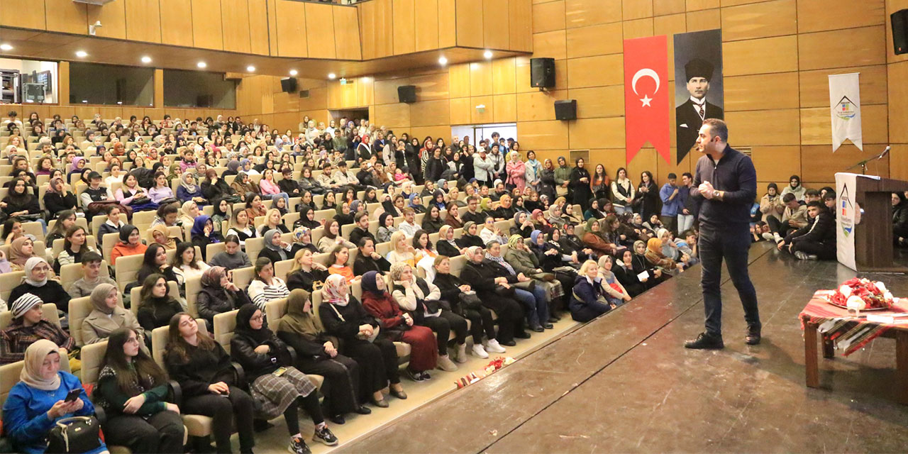 Klinik Psikolog-Yazar Beyhan Budak'ın Rize Konferansı Yoğun İlgi Gördü
