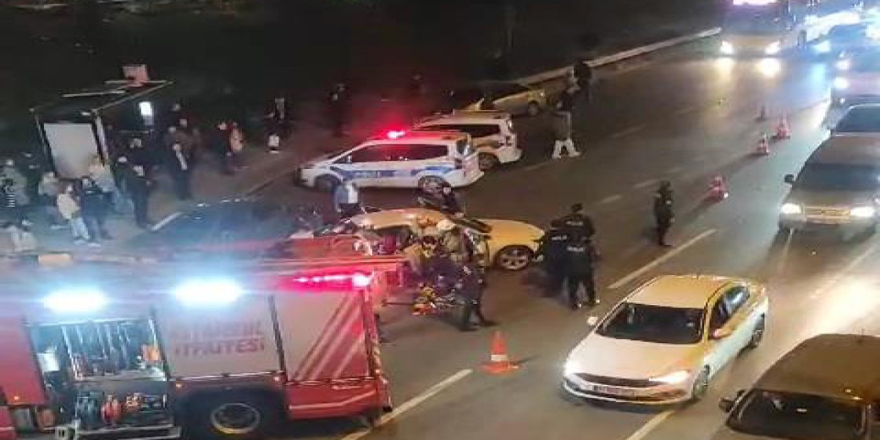 Kadıköy'de İett Otobüsünün De Aralarında Bulunduğu Zincirleme Kaza-1