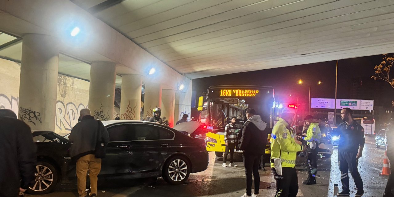 (Geniş Haber)-kadıköy'de İett Otobüsünün De Aralarında Bulunduğu Zincirleme Kaza