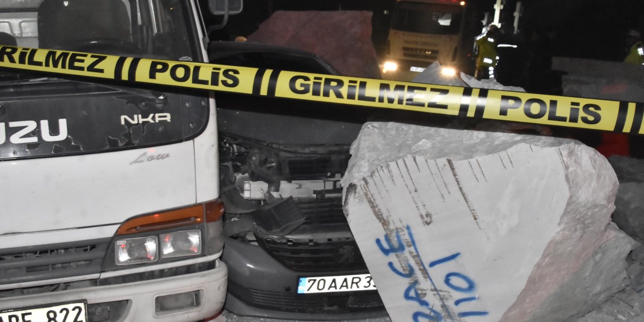 Mermer Yüklü Tır, Işıkta Bekleyen Araçlara Çarpıp Devrildi: 5 Yaralı