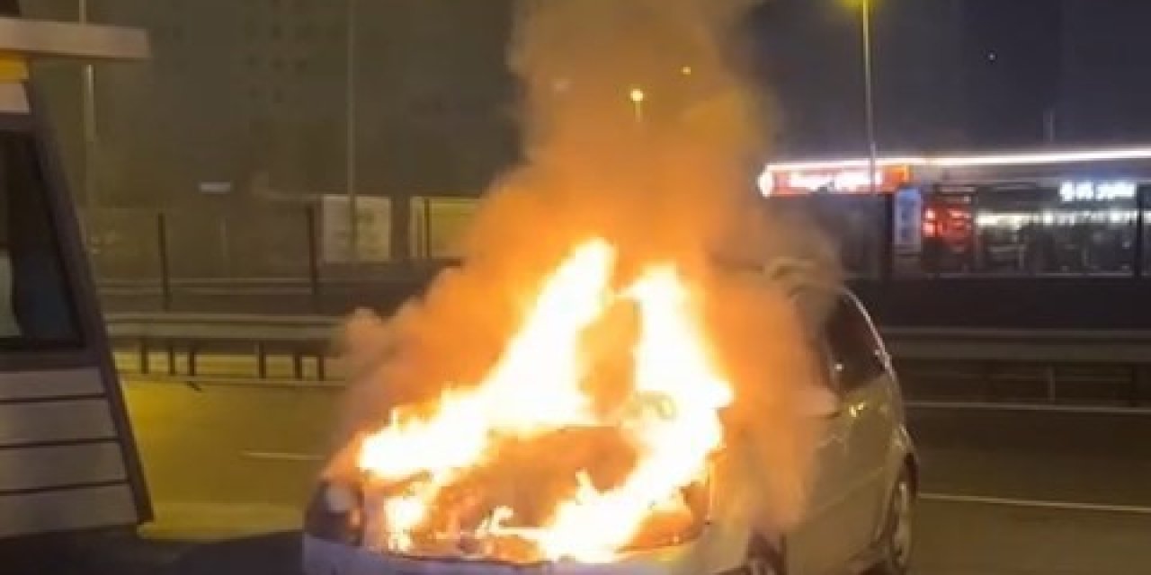 Bahçelievler'de, Park Halindeki Otomobil Alev Aldı; İçinde Uyuyan Sürücü Son Anda Kurtuldu