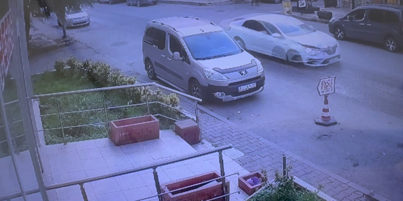 Kartal'da Kaza Yapan Otomobil Sürücüsünün Kaçtığı Anlar Kamerada
