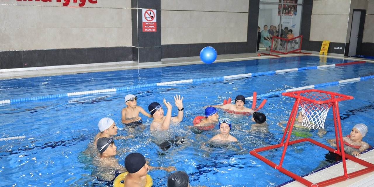 Sultangazi'de Gençlere Yüzme Eğitimi Veriliyor