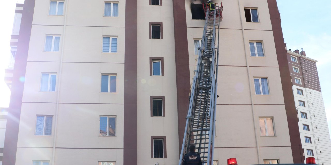 Yangında İşitme Engelli Anne Ve Baba İle 2 Çocuğu Dumandan Etkilendi