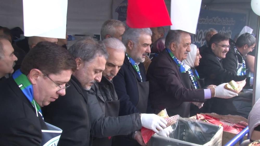 Ümraniye’de Karadeniz Rüzgarı Esti: 3 Ton Hamsi Dağıtıldı