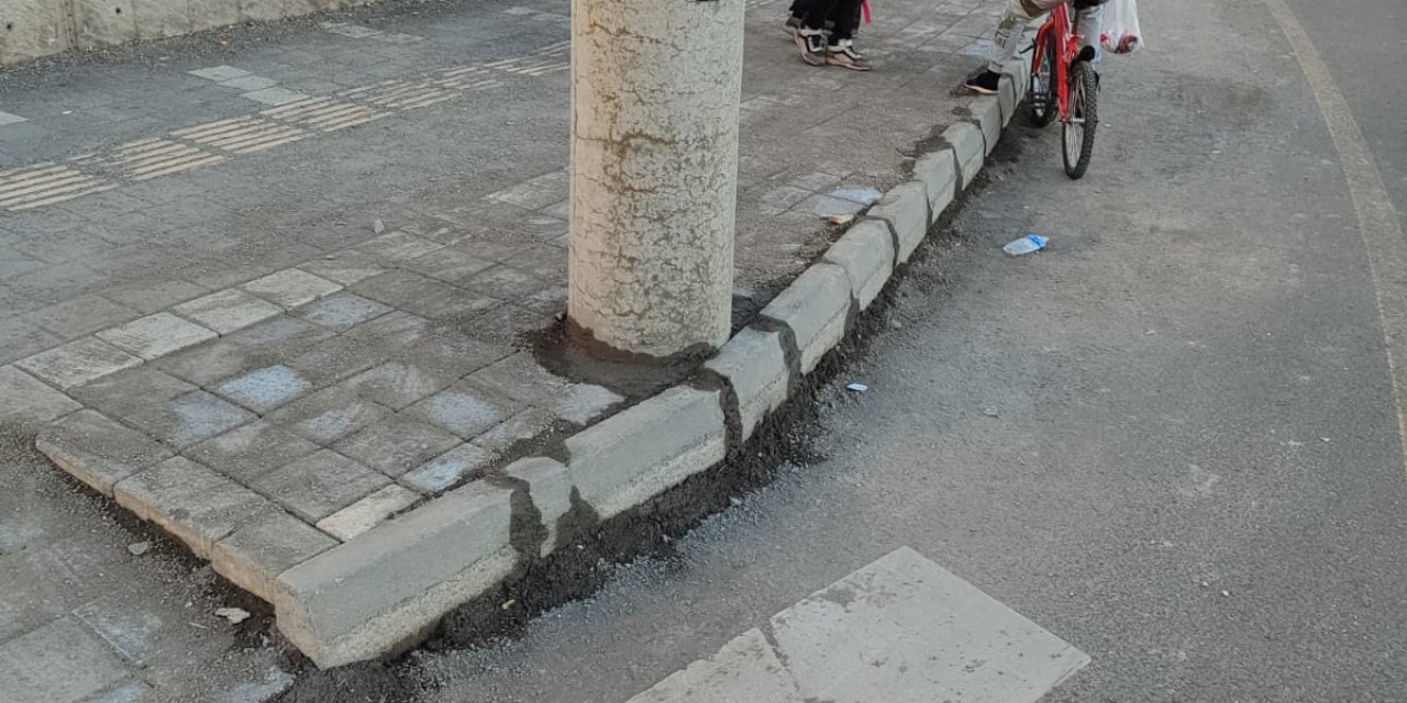 Yolda Kalan Elektrik Direğine Çözüm Olarak Kaldırım Genişletildi