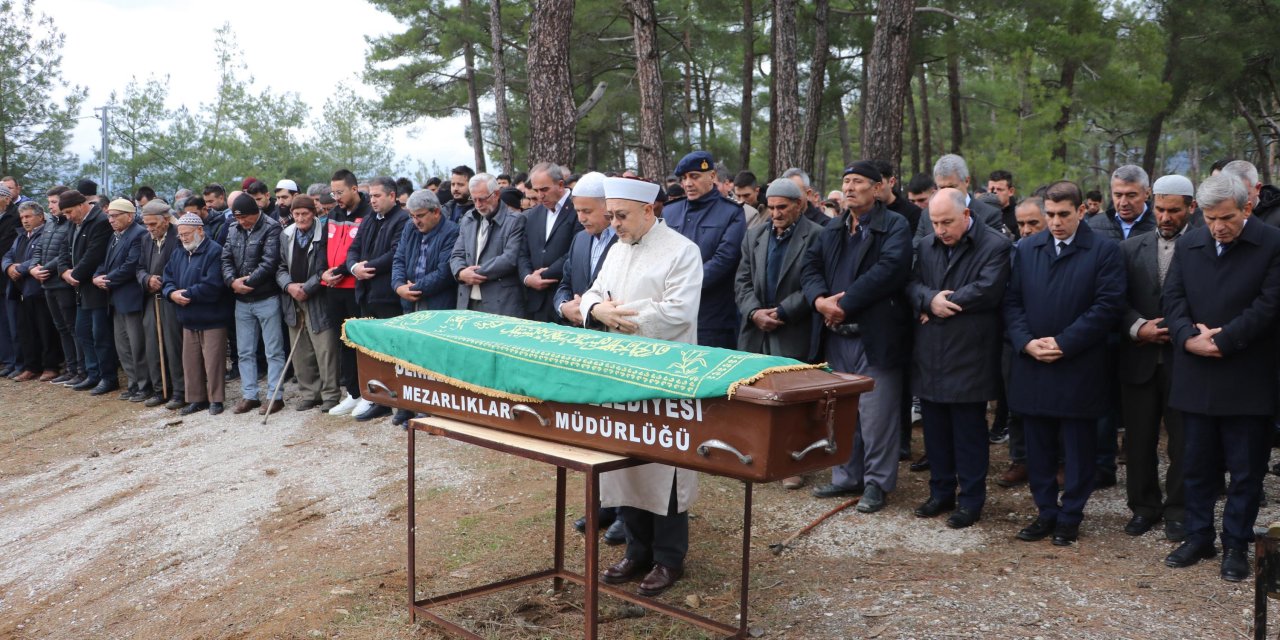 Göçükte Ölen Madenci Toprağa Verildi; 4 Yaşındaki Oğlu Tabutuna Sarıldı