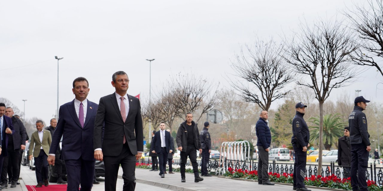 Chp Genel Başkanı Özel, İmamoğlu'nu Ziyaret Etti: Siyasette Hiçbir İhtimal Tamamen Sıfırlanmaz