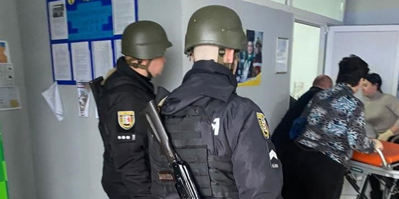 Ukrayna'da bir milletvekili toplantı sırasında el bombaları patlattı