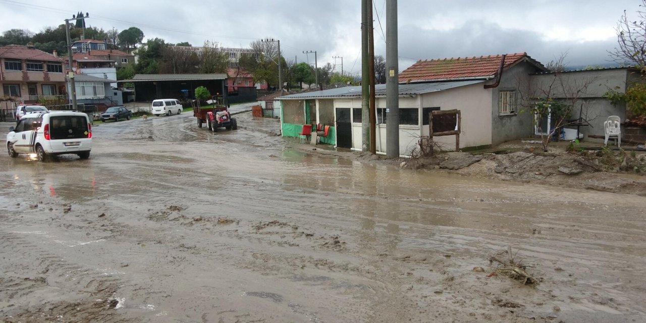 Çanakkale'de Sağanak Nedeniyle Dere Taştı
