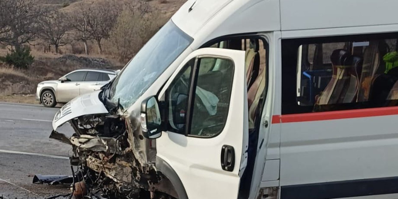 Amasya'da Öğrenci Servisi İle Otomobil Çarpıştı: 5'i Öğrenci 6 Yaralı
