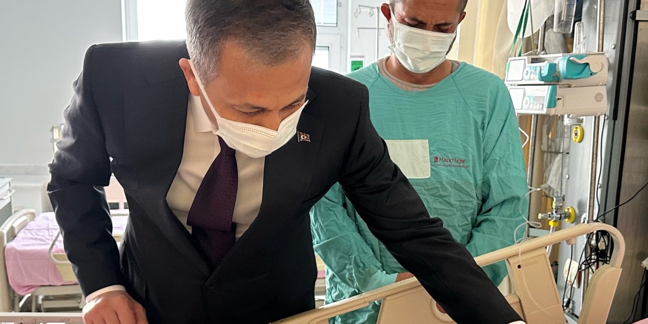 Bakan Yerlikaya, Başıboş Köpeklerin Yaraladığı Tunahan'ı Ziyaret Etti