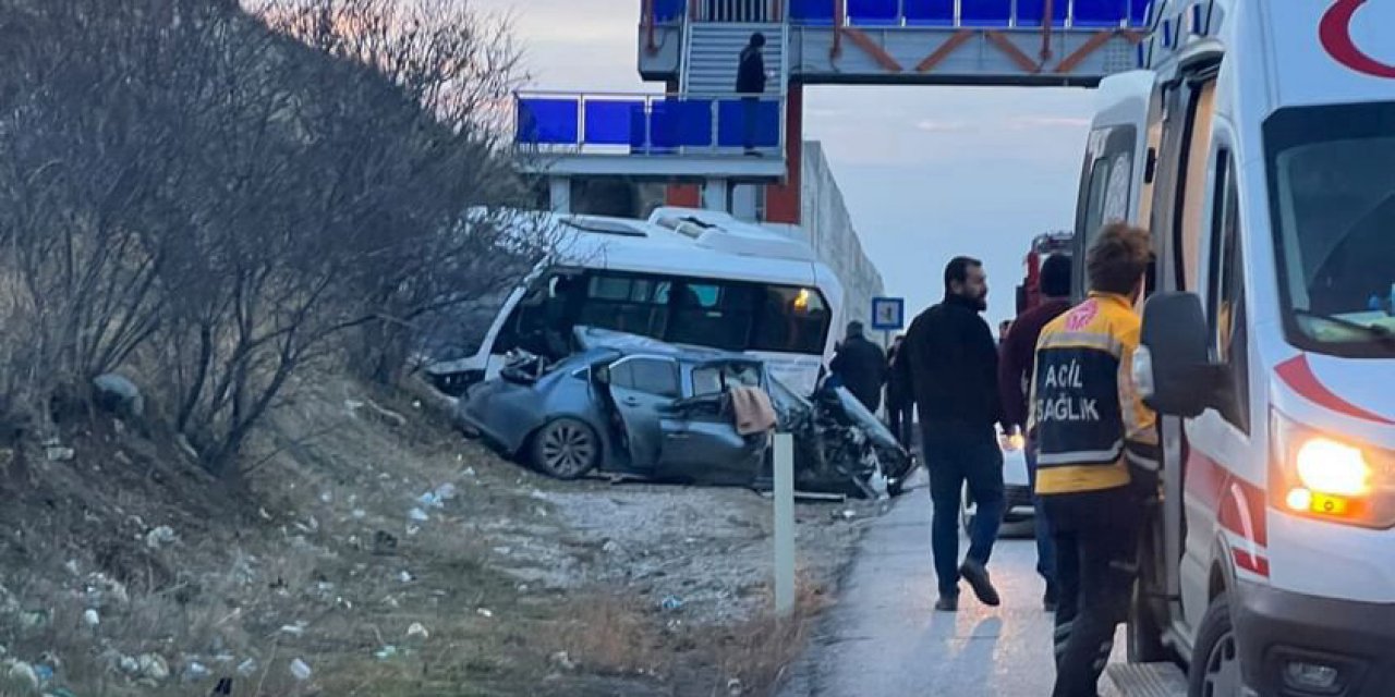 Otomobil, Yolcu Midibüsü İle Çekiciye Çarptı: 21 Yaralı