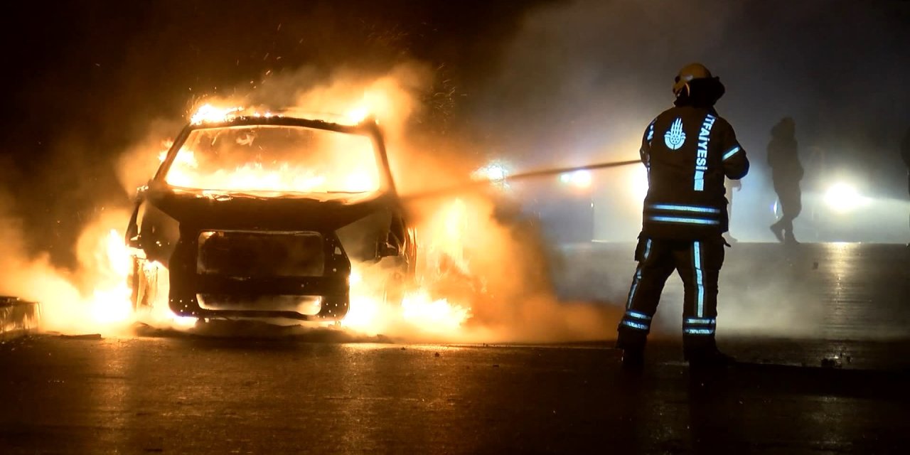 Kartal'da Otomobil Alev Alev Yandı