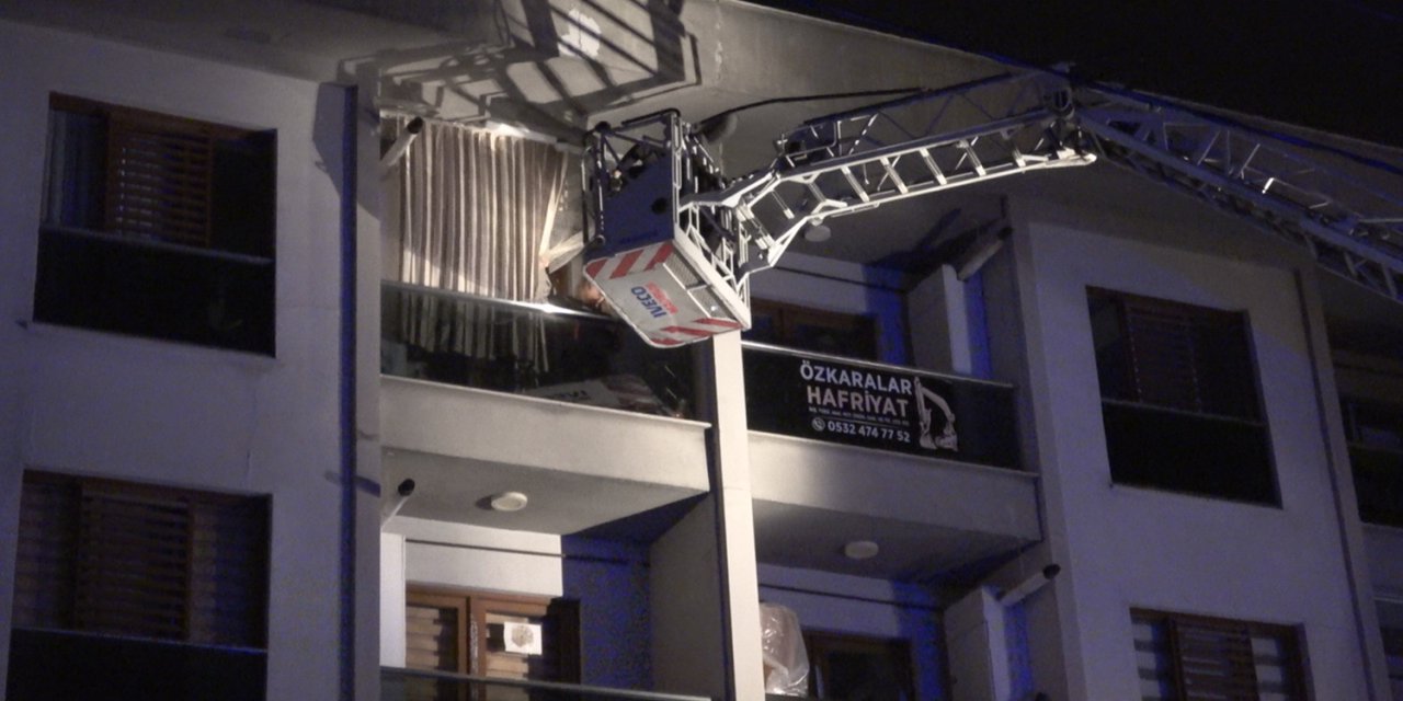 Düzce'de 4 Katlı Binada Çıkan Yangın Korkuttu; 13 Kişi Ve 3 Evcil Hayvanı İtfaiye Kurtardı