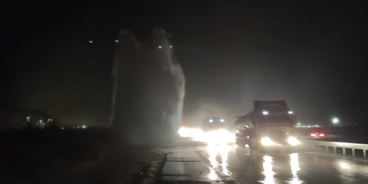 Mardin'de 2 İlçeye Giden İçme Suyu Borusu Patladı, Tazyikli Su Metrelerce Yükseğe Fışkırdı