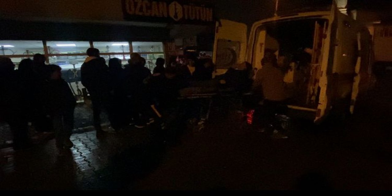 Esenyurt'ta Kontrolden Çıkan Hafif Ticari Araç Sokakta Bulunan Dükkana Daldı: 2 Yaralı