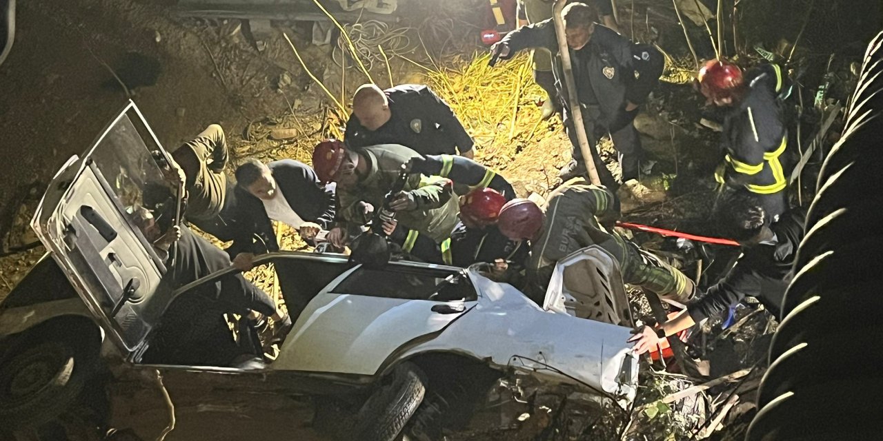 7 Metreden Nilüfer Çayı'na Uçan Otomobildeki 4 Kişi Yaralandı