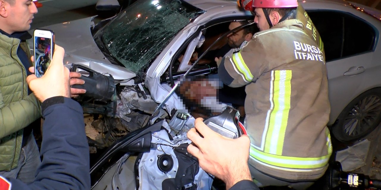 Bursa'da, Kontrolden Çıkan Otomobil Metronun Duvarına Çarptı