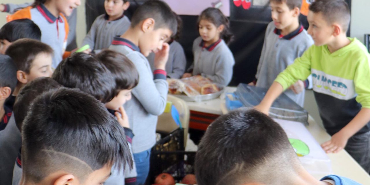 İlkokul Öğrencileri Filistin İçin Okula Pazar Kurdu